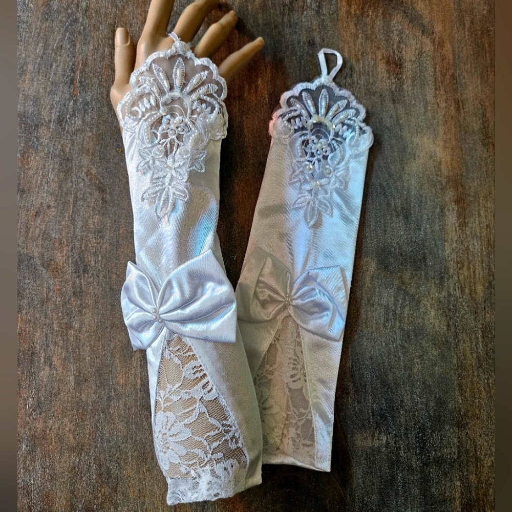 Elegant Bridal White Pearl Lace Fingerless Gloves with Bow